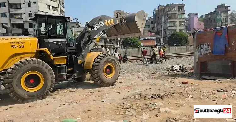ইশরাকের অভিযান চালানো সেই মাদক আস্তানা গুঁড়িয়ে দিচ্ছে পুলিশ