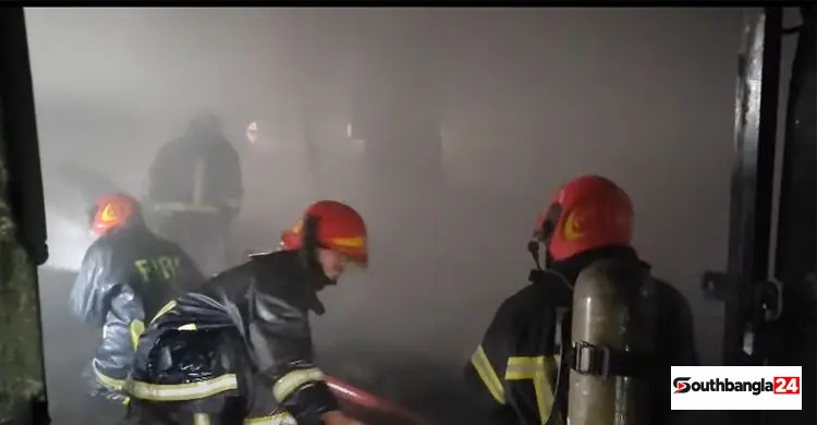 প্লাস্টিক কারখানায় আগুনে পুরো শরীর দগ্ধ মানিক মারা গেছেন