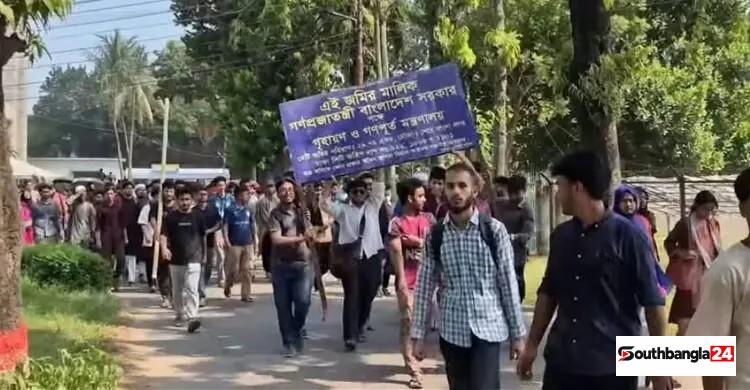 মাঠ থেকে গণপূর্তের সাইনবোর্ড খুলে নিয়ে গেলেন শেকৃবি শিক্ষার্থীরা