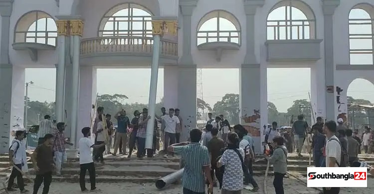 মাঠ পুনরুদ্ধারের দাবিতে মেলার গেট-স্টল ভাঙচুর শেকৃবি শিক্ষার্থীদের