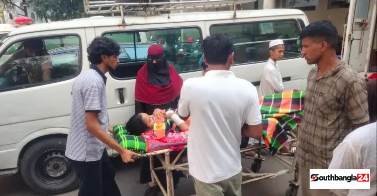 ঢামেকে অ্যাম্বুলেন্স ‎মালিকদের ধর্মঘটে জিম্মি রোগী ও স্বজনরা