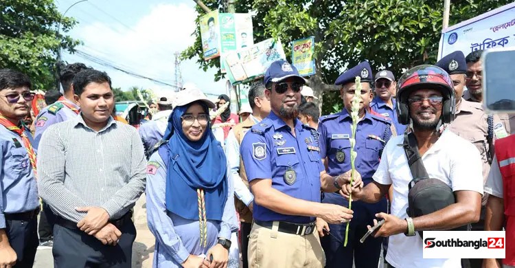 ‘পুলিশ থামতে বলায় ভয় পেয়েছিলাম, পরে ফুল দেওয়ায় অবাক হয়েছি’