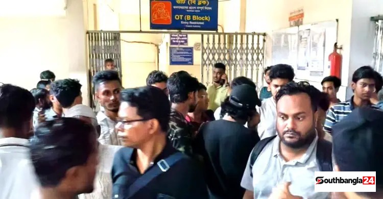 স্যালাইনের স্ট্যান্ড দিয়ে সাংবাদিক পেটালেন ইন্টার্ন চিকিৎসকরা