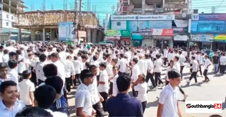সিএনজির ধাক্কায় দুই শিক্ষার্থী আহত, নিরাপত্তার দাবিতে সড়ক অবরোধ