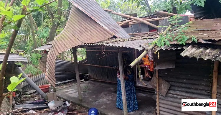 স্বামী নেই-জমি নেই, হাজেরা বেওয়ার শেষ আশ্রয়টুকুও কেড়ে নিয়েছে ঝড়