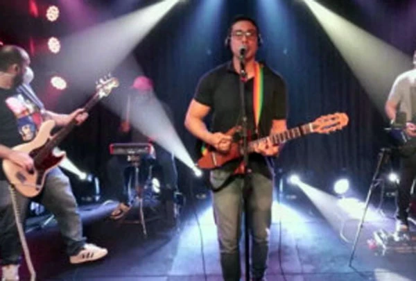 ভক্তকে জড়িয়ে ধরে কনসার্টে মারা গেলেন গায়ক